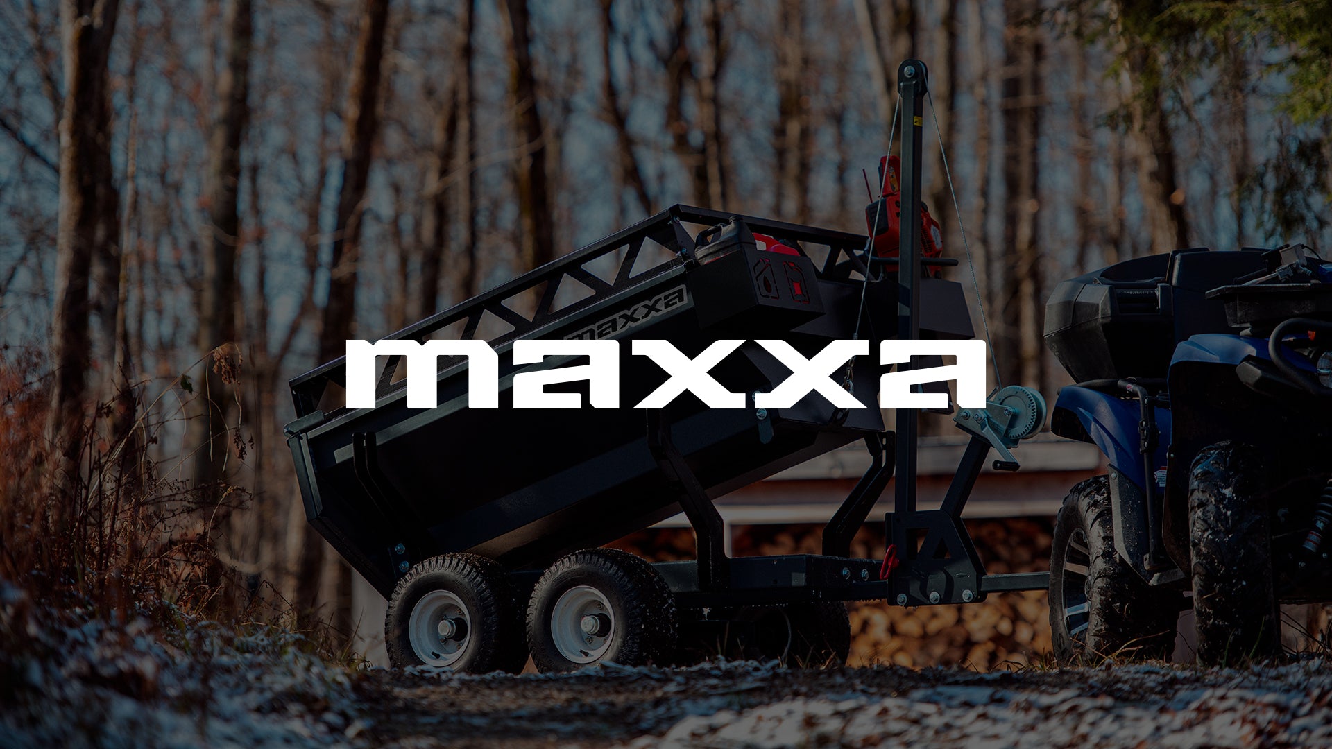 Remorque utilitaire Maxxa MXR46 fondu en arrière plan avec le logo Maxxa en avant plan